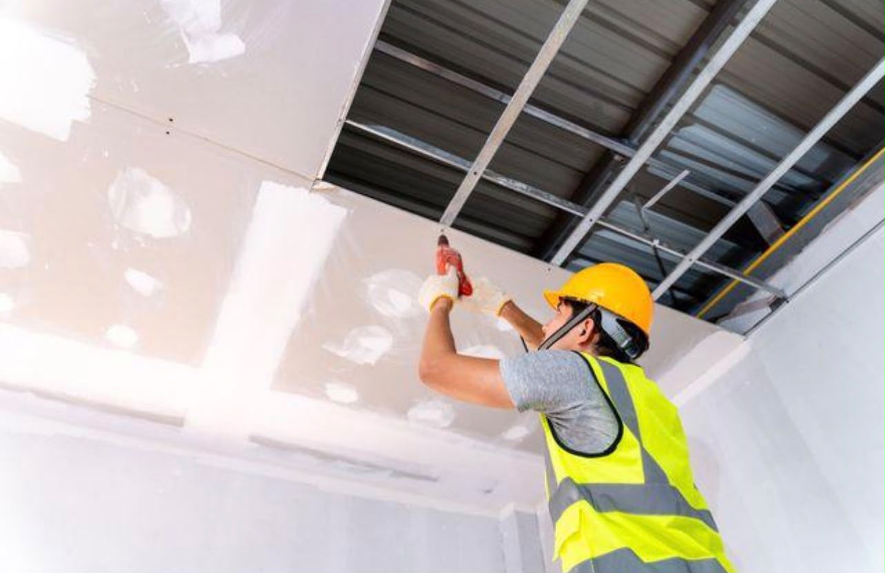 Interior con trabajo de placas y construcción